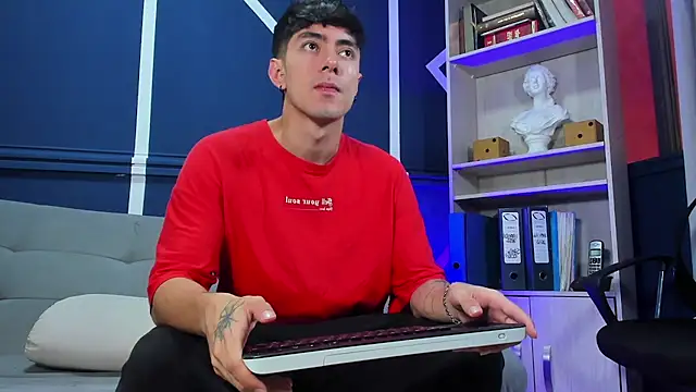 etham wolf  online show from September 27, 2025, 12:32 pm