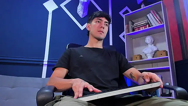 etham wolf  online show from October 3, 2025, 12:13 pm