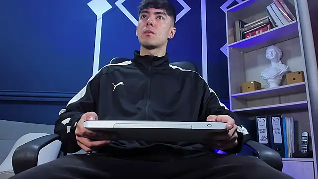 etham wolf  online show from October 6, 2025, 11:51 am