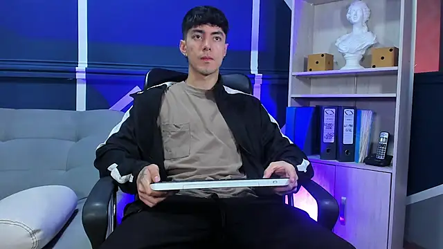 etham wolf  online show from October 9, 2025, 12:03 pm