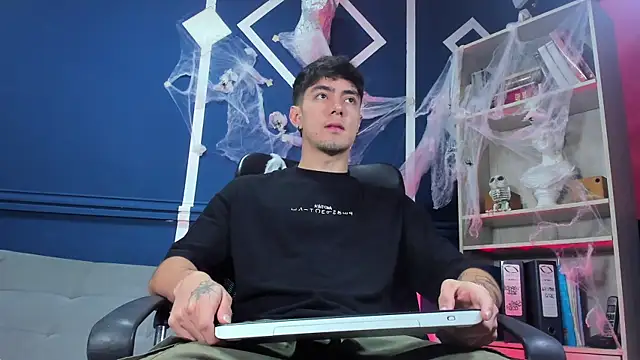 etham wolf  online show from October 24, 2025, 11:28 am