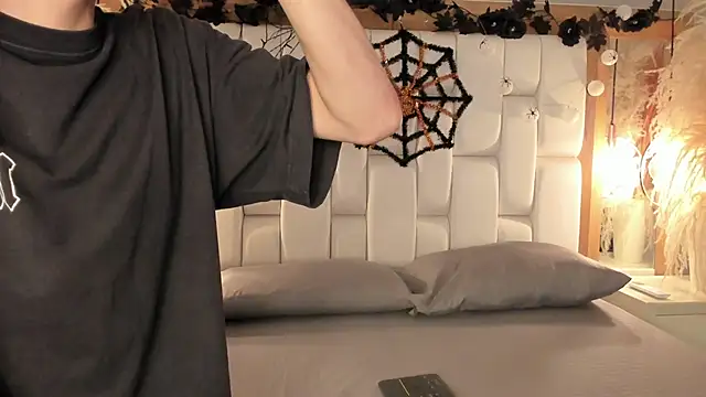 Daphne And Roger online show from October 15, 2025, 11:32 am