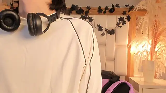 Daphne And Roger online show from December 17, 2025, 11:05 am