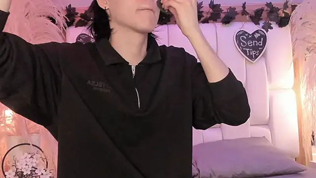 Daphne And Roger online show from April 13, 2026, 11:05 am