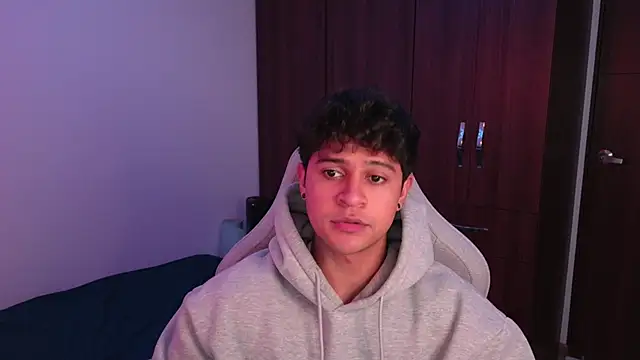 domsantiago  online show from October 8, 2025, 2:31 am