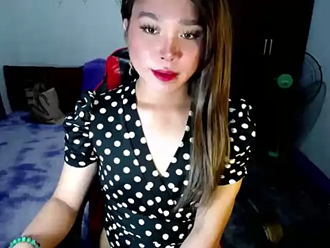 Urassiansweetcummer online show from November 21, 2025, 8:57 am