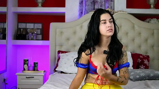 SarraRay online show from November 11, 2025, 7:25 pm