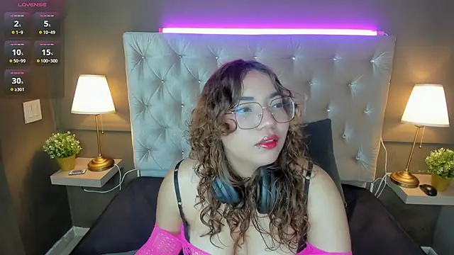 Snapshot of AliceCamxxx chatting on November 4, 2025, 12:37 pm AliceCamxxx online show from November 4, 2025, 12:37 pm