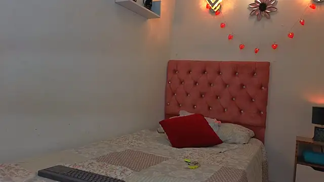 Kyra Honey online show from October 6, 2025, 8:06 pm