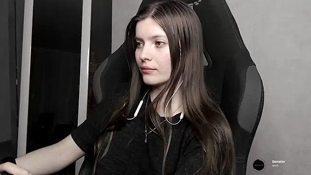 cute elfy  online show from September 22, 2025, 5:15 pm