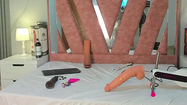 Wonderkloe  online show from February 11, 2026, 8:03 pm