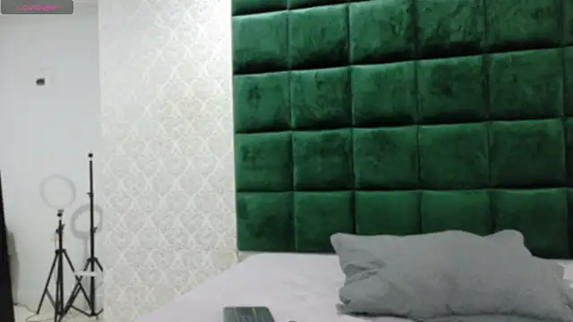 BeccaReedd online show from October 4, 2025, 3:04 am