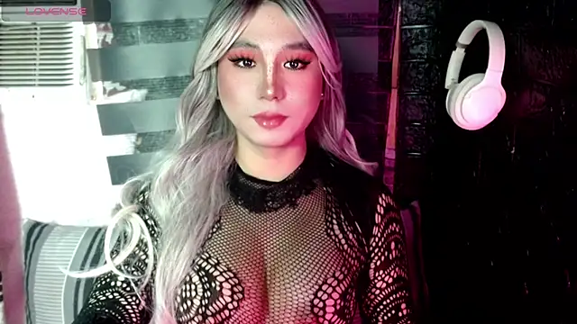 UrhotlucyTS online show from October 1, 2025, 5:24 am