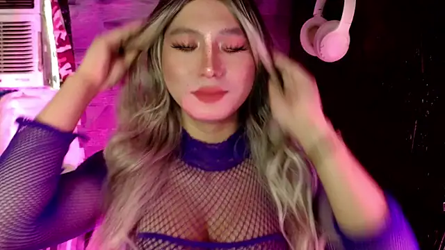 UrhotlucyTS online show from November 1, 2025, 6:59 am