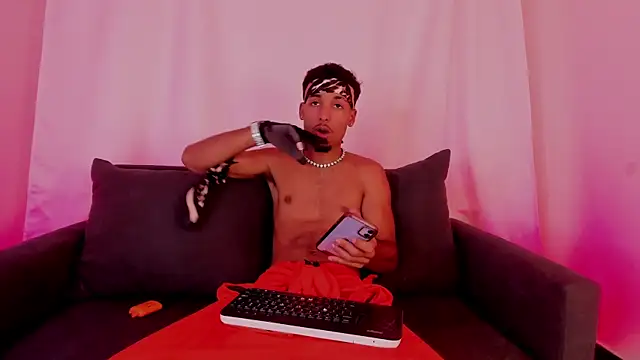 Thiagoferreti online show from November 6, 2025, 7:37 pm