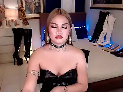 QUEENATHENNA online show from September 19, 2025, 3:56 pm