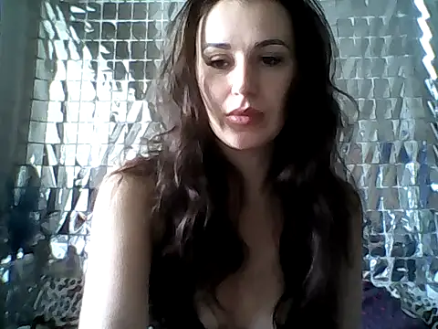 Qinini online show from October 13, 2025, 10:04 am