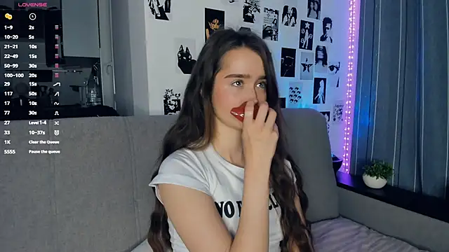 lovelyalivia online show from November 17, 2025, 9:26 am