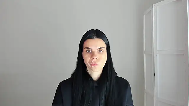 Amelisweett online show from November 3, 2025, 8:15 am