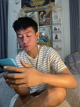 xshyboyx online show from October 2, 2025, 12:01 pm