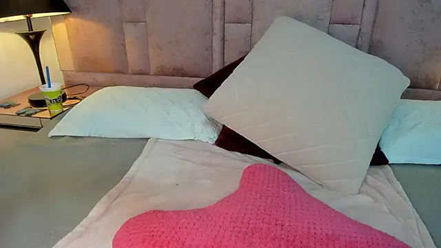 JenniferHills online show from October 7, 2025, 6:21 am