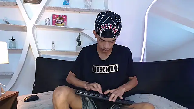 PRETTY SEX1 online show from October 14, 2025, 1:34 pm