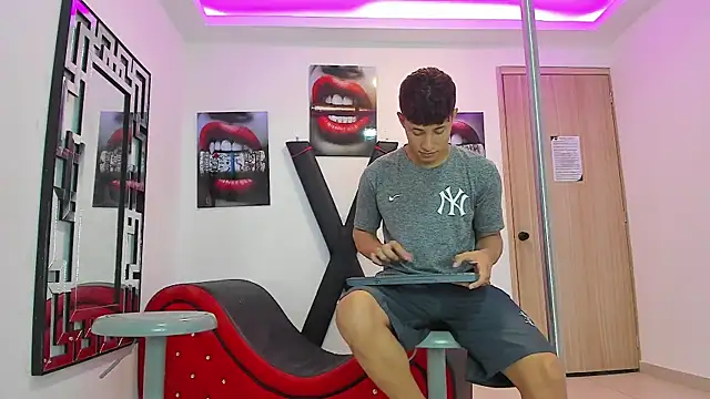 RED EMPIRE online show from September 17, 2025, 1:24 pm