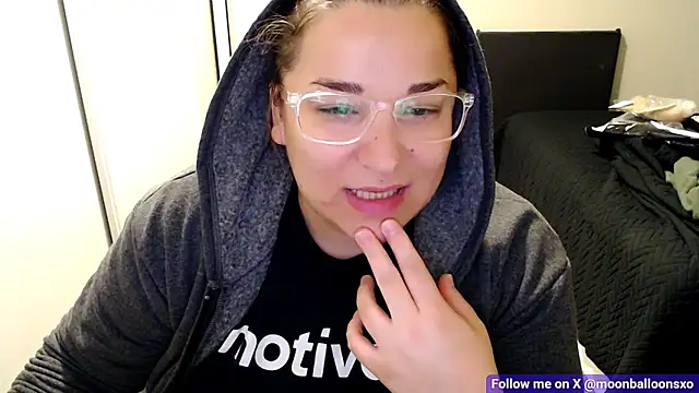 Snapshot of MoonBalloons chatting on November 16, 2025, 7:14 am MoonBalloons online show from November 16, 2025, 7:14 am