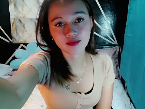 Snapshot of urgirl_mikah chatting on December 4, 2025, 5:17 am urgirl mikah online show from December 4, 2025, 5:17 am