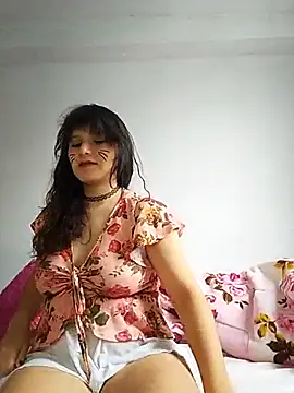 coralineruso online show from September 21, 2025, 9:05 pm