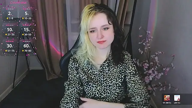 Snapshot of girl_next_doorr chatting on March 14, 2026, 1:05 pm girl next doorr online show from March 14, 2026, 1:05 pm