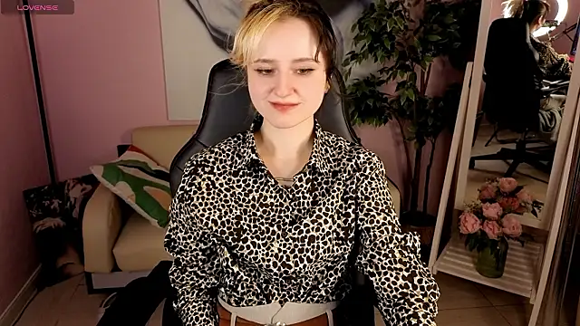 Snapshot of girl_next_doorr chatting on March 15, 2026, 1:28 pm girl next doorr online show from March 15, 2026, 1:28 pm