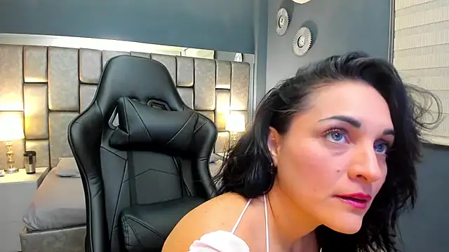 Cata Joness online show from October 6, 2025, 10:40 pm