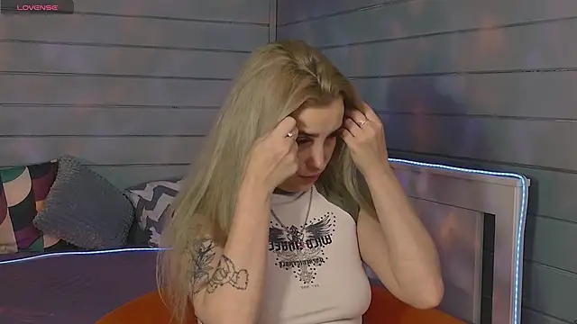 Snapshot of Crystal_Jull chatting on October 6, 2025, 3:09 pm Crystal Jull online show from October 6, 2025, 3:09 pm