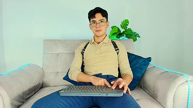 CamiiGuzmanX online show from September 24, 2025, 7:50 pm