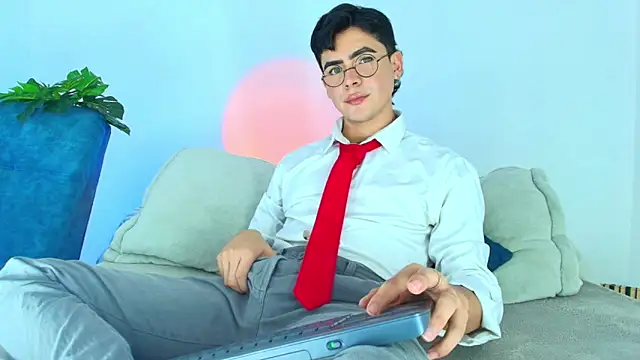 CamiiGuzmanX online show from November 7, 2025, 8:42 pm