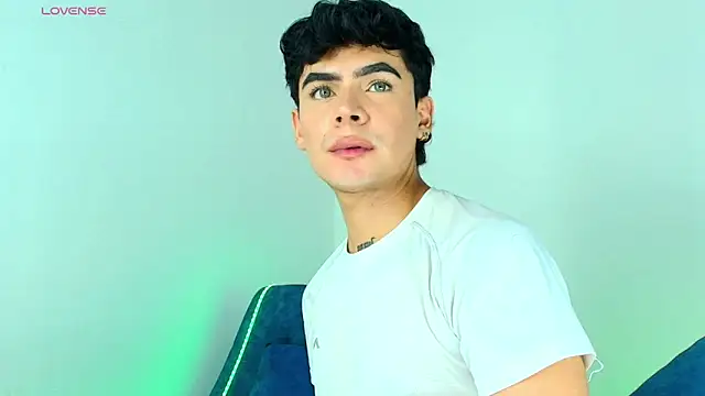 CamiiGuzmanX online show from December 15, 2025, 8:13 pm