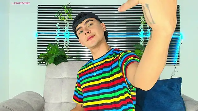 CamiiGuzmanX online show from December 20, 2025, 8:49 pm