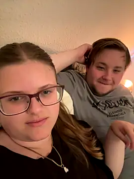 CurvyPaar2 online show from September 19, 2025, 4:07 pm