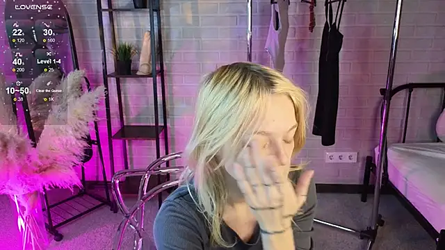 MillaHolt online show from September 29, 2025, 8:19 am