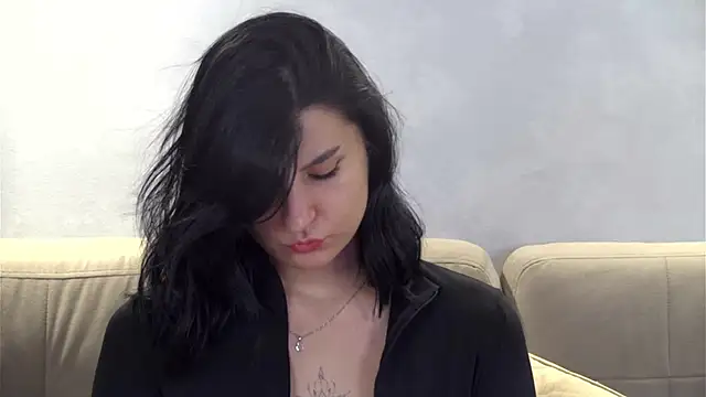 JuliaWangg online show from September 23, 2025, 2:20 pm