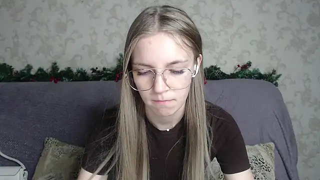 HitGyrl online show from December 21, 2025, 1:02 am