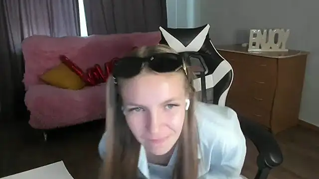 Snapshot of HitGyrl chatting on June 5, 2026, 7:03 am HitGyrl online show from June 5, 2026, 7:03 am
