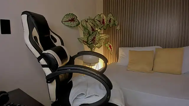 anagil  online show from November 10, 2025, 9:03 pm