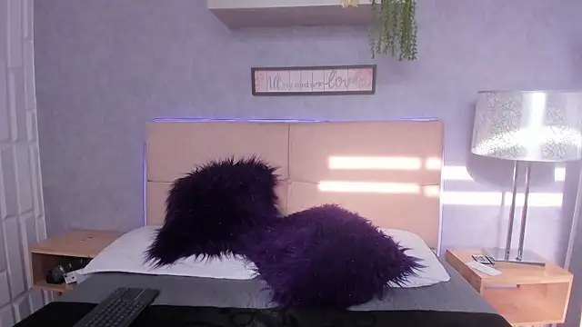 VioletaNova online show from December 18, 2025, 12:44 pm