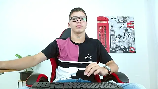 Cumandres18 online show from September 12, 2025, 1:44 pm