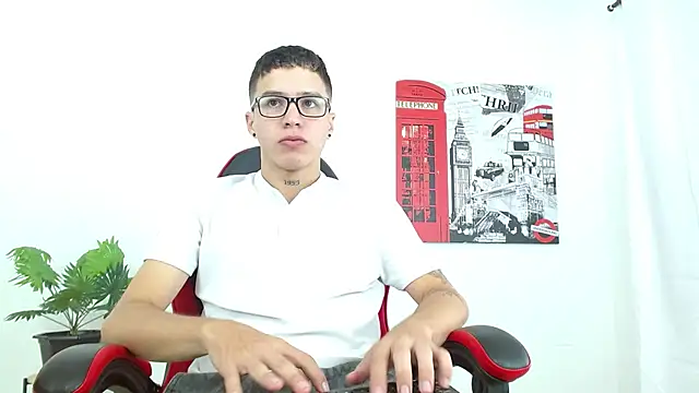 Cumandres18 online show from September 22, 2025, 2:08 pm