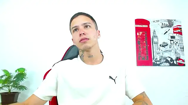 Cumandres18 online show from April 17, 2026, 3:04 pm