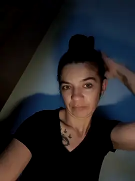 alinaalinutzq online show from November 1, 2025, 6:43 pm