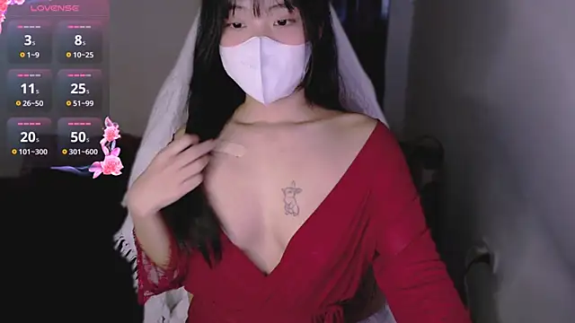 Phuong Bee online show from November 11, 2025, 1:33 pm